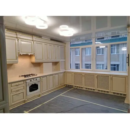 Kuchnia z beżowymi meblami i nowoczesnym oświetleniem, w stylu quiet luxury.