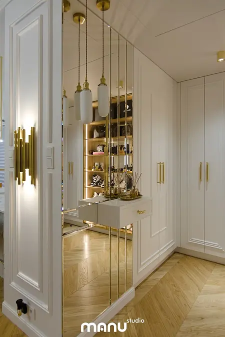 Przedpokój z białymi meblami, drewnianą podłogą i lustrami w stylach nowoczesnym, quiet luxury, tradycyjnym i współczesnym.
