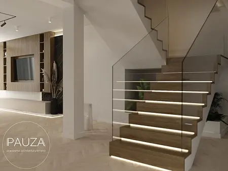 Nowoczesny salon z drewnianymi schodami i telewizorem, styl minimaluxe