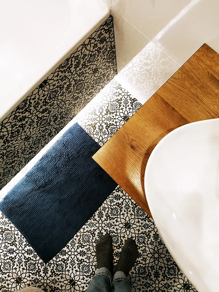 Stylowa łazienka z drewnianym blatem i wzorzystą podłogą, tradycyjny i współczesny design.