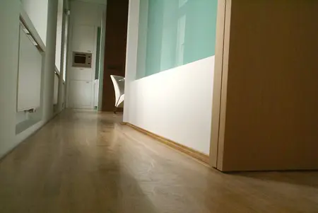 Przedpokój w stylu eklektycznym z industrialnymi akcentami i nowoczesnymi detalami.