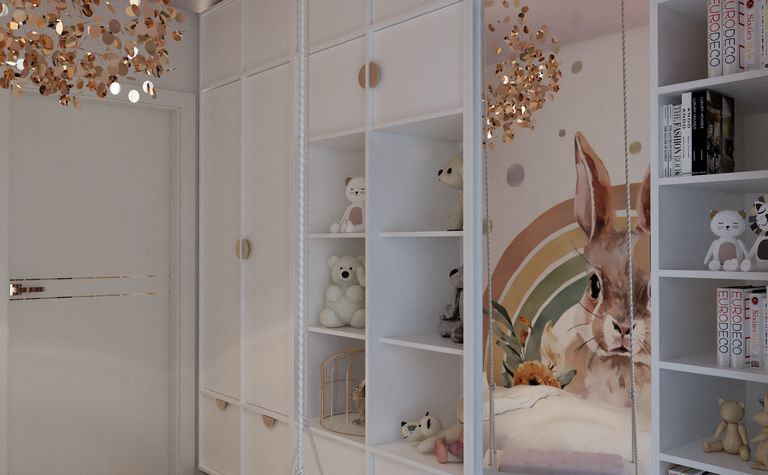 Pokój dziecięcy z białymi meblami, złotymi akcentami i dekoracjami w stylu glamour i nowoczesnym.