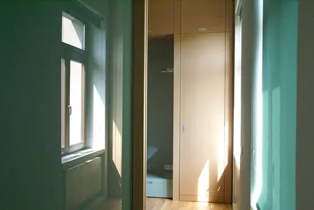 Eklektyczne wnętrze z przemysłowymi akcentami i nowoczesnym oświetleniem.
