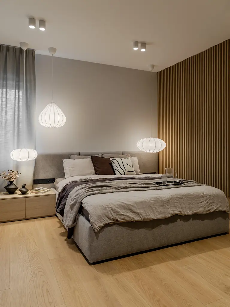 Wnętrze sypialni w stylu japandi i minimalistycznym z białymi lampami.