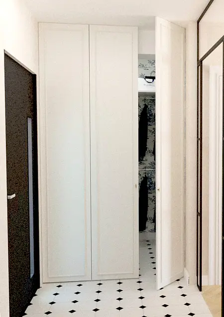Garderoba w stylu art deco, minimalistycznym i tradycyjnym z białymi szafami.