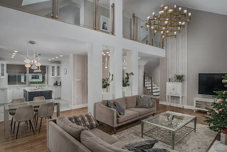 Wnętrze salonu z nowoczesnym designem, quiet luxury i tradycyjnymi akcentami.