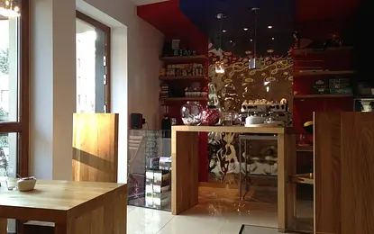 Kuchnia minimalistyczna z drewnianymi meblami i kolorowymi dodatkami.