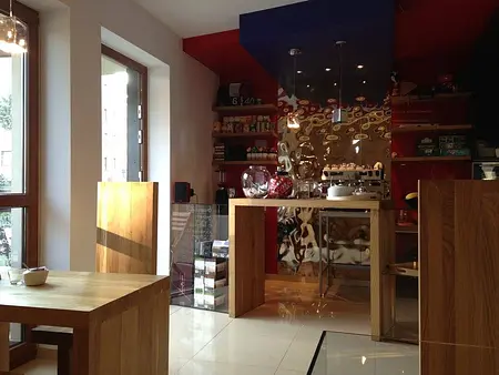 Kuchnia minimalistyczna z drewnianymi meblami i kolorowymi dodatkami.