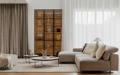 Salon w stylu japandi, minimalistycznym z jasnymi meblami i drewnianymi akcentami.