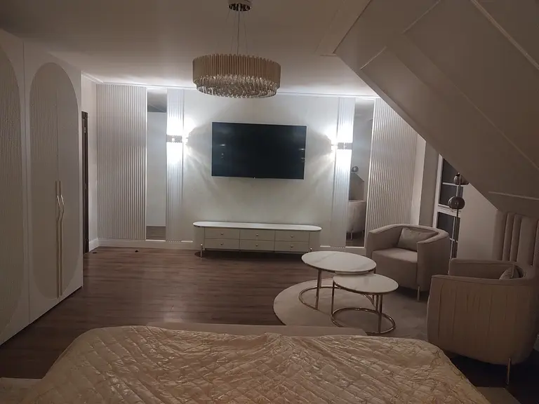 Przestronne wnętrze z jasnymi meblami i dekoracjami glamour.