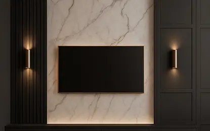 Minimalistyczne wnętrze z marmurową ścianą i nowoczesnym oświetleniem. Styl minimaluxe.