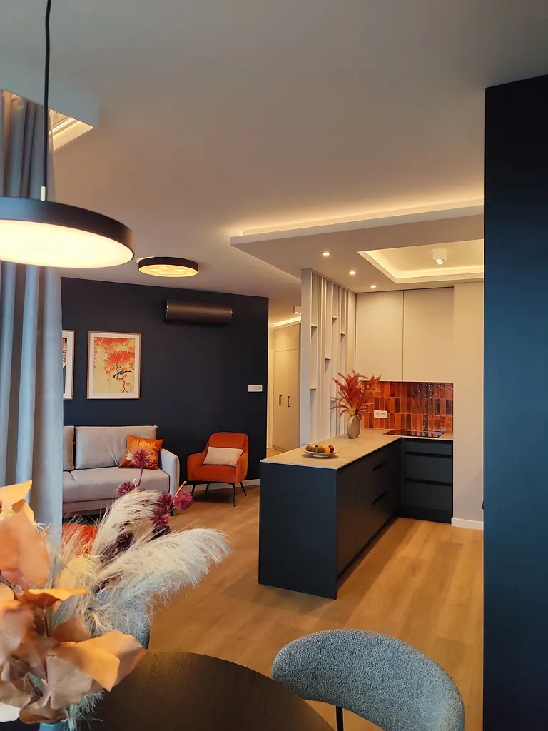 Wnętrze kuchni w stylu minimalistycznym z nowoczesnymi akcentami i soft minimalizmem