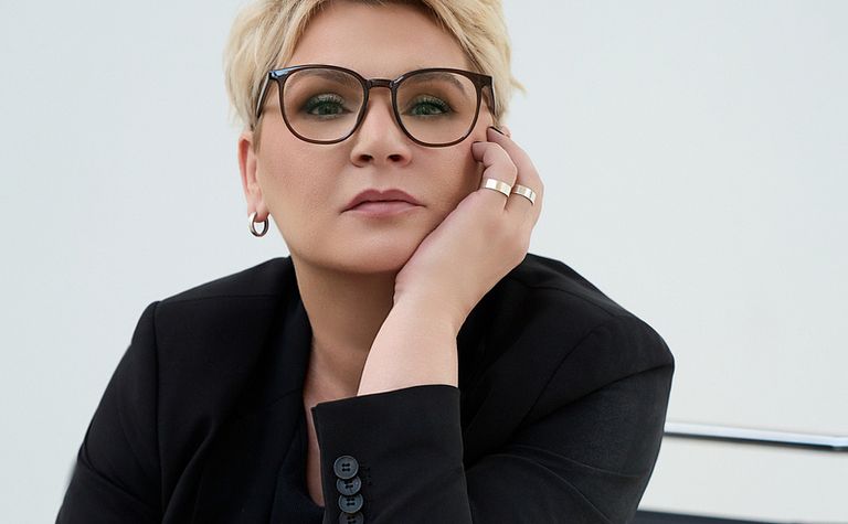 Profesjonalna pracownia z białymi ścianami i czarnymi akcentami.