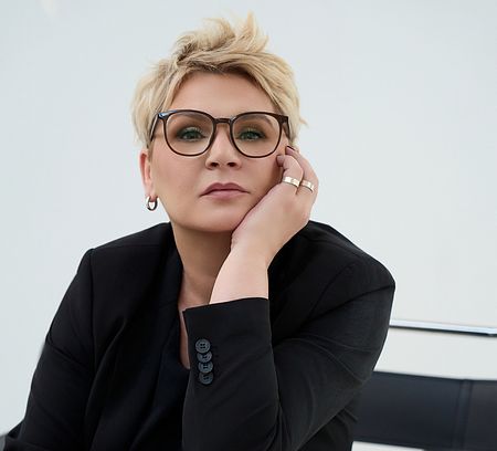 Profesjonalna pracownia z białymi ścianami i czarnymi akcentami.