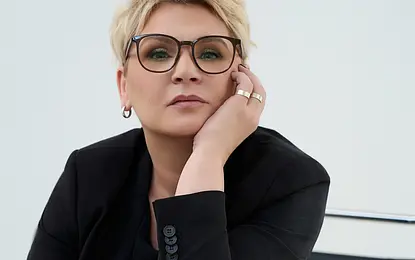 Profesjonalna pracownia z białymi ścianami i czarnymi akcentami.