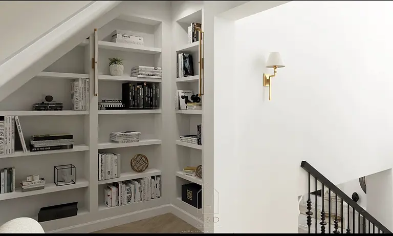 Wnętrze z białymi półkami, książkami i złotymi akcentami, nowoczesny design.