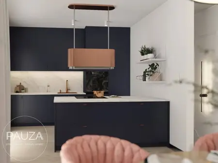 Kuchnia z granatowymi meblami, marmurowym blatem i różowym fotelem, nowoczesny design.