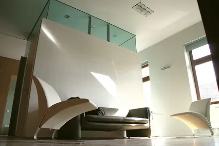 Wnętrze salonu w stylu eklektycznym i industrialnym z nowoczesnymi meblami.