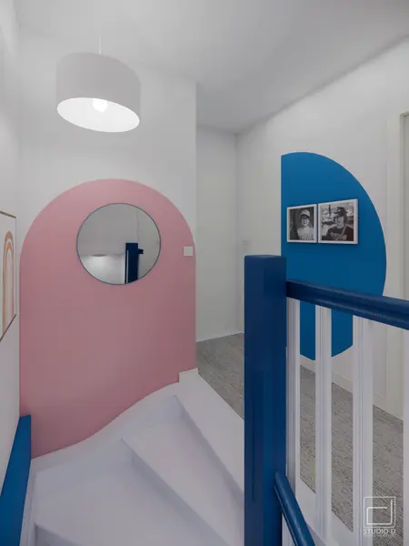 Przedpokój z różowymi i niebieskimi ścianami oraz dekoracjami dopamine decor.
