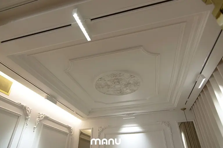 Wnętrze z eleganckim sufitem i nowoczesnym oświetleniem LED, styl quiet luxury.