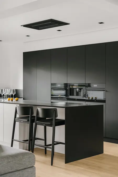 Wnętrze kuchni z czarnymi meblami i białymi detalami, styl industrialny, minimalistyczny, nowoczesny, skandynawski.