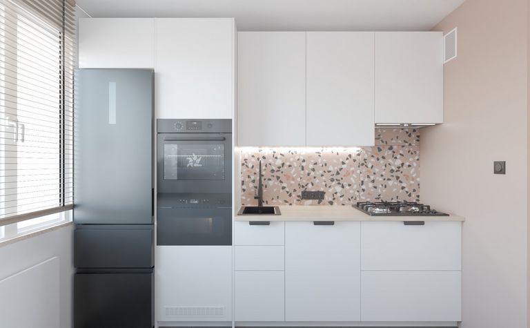 Nowoczesna kuchnia z białymi meblami i różową glazurą, minimalistyczny design.