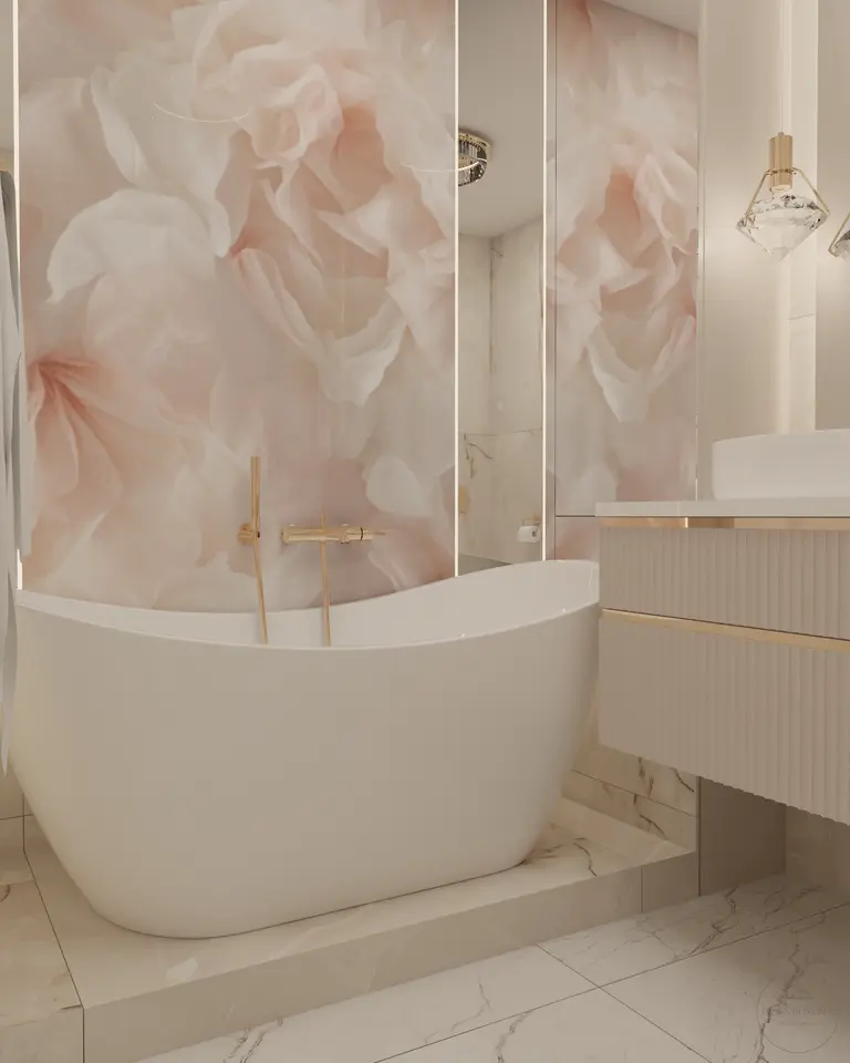 Nowoczesna łazienka z wanną, złotymi detalami i kwiatowym tłem w stylu glamour.