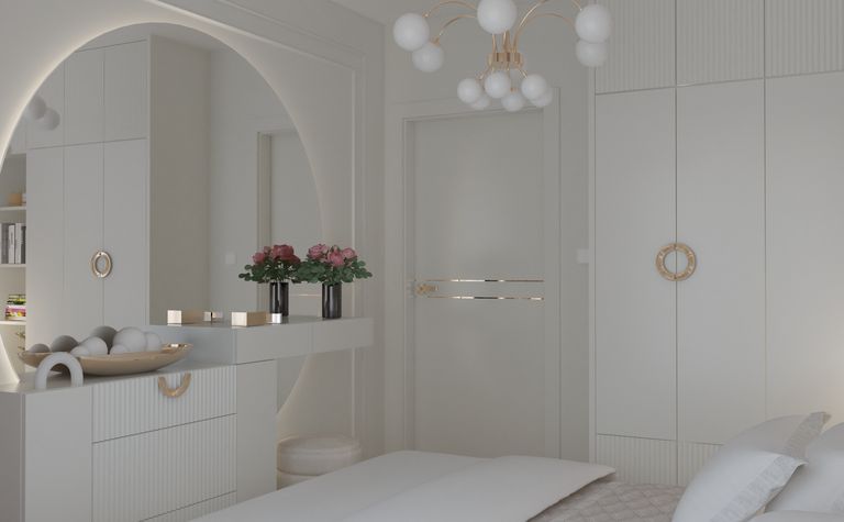 Sypialnia w stylu glamour i nowoczesnym z białymi meblami i złotymi detalami.