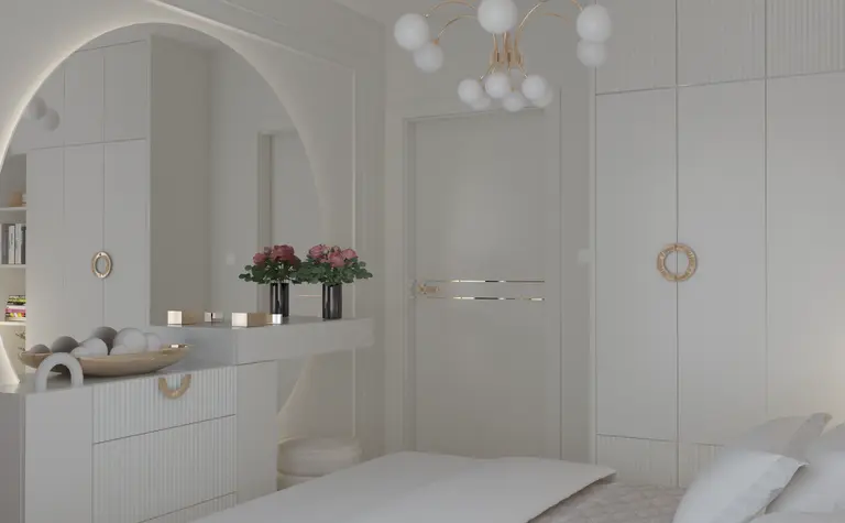 Sypialnia w stylu glamour i nowoczesnym z białymi meblami i złotymi detalami.