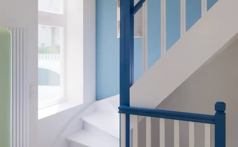 Nowoczesny korytarz z niebieską balustradą i żółtym sufitem w stylu dopamine decor.