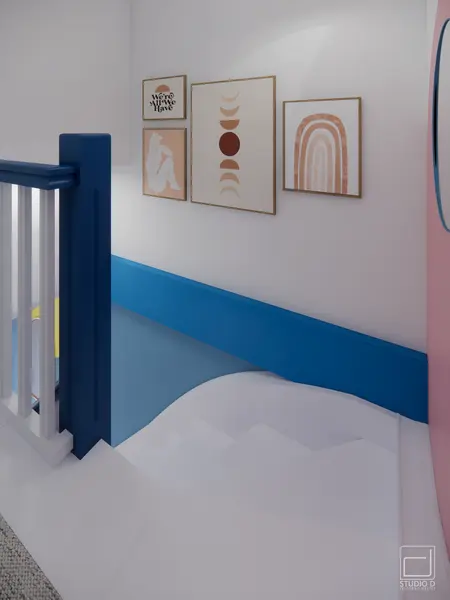 Przedpokój z niebieską balustradą, kolorowymi obrazami i białymi schodami w stylu dopamine decor.