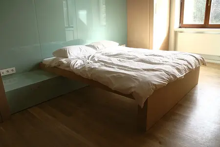 Sypialnia w stylu eklektycznym z industrialnym akcentem, nowoczesne meble.