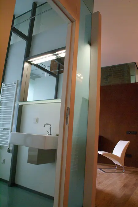 Łazienka z eklektycznymi detalami i industrialnymi akcentami, nowoczesny design.