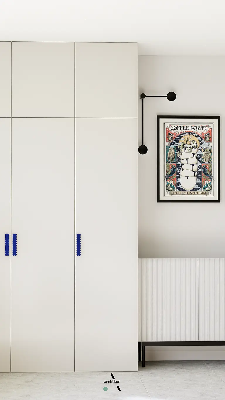 Nowoczesne wnętrze z białymi meblami i grafiką w stylu dopamine decor.