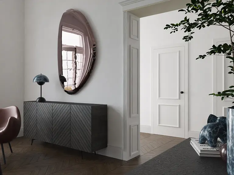 Wnętrze z lustrem w stylu art deco, eklektycznym i vintage, z drewnianymi akcentami.
