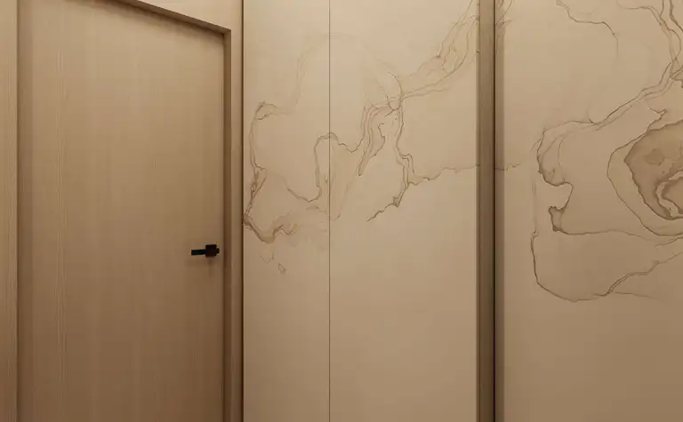 Nowoczesny hol w stylu japandi z drewnianymi ścianami i minimalistycznymi detalami.