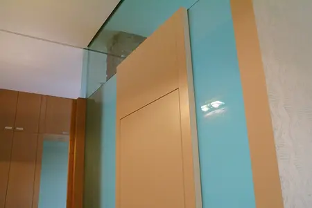 Eklektyczne wnętrze z niebieskimi akcentami i industrialnymi detalami.
