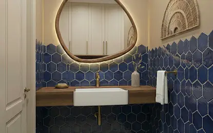 Nowoczesna łazienka w stylu minimaluxe z niebieskimi kaflami i drewnianymi detalami.