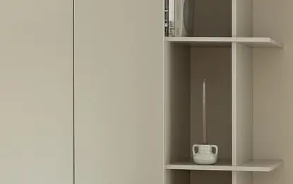 Współczesne wnętrze z jasnymi meblami i dekoracjami, w tym świecznikami.