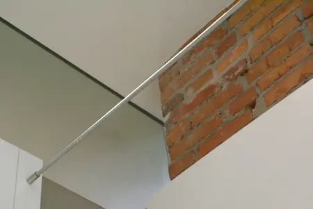 Eklektyczne wnętrze z ceglaną ścianą i nowoczesnymi akcentami, industrialny styl