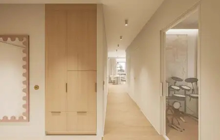 Korytarz w stylu japandi z drewnianymi elementami i minimalistycznym wystrojem.