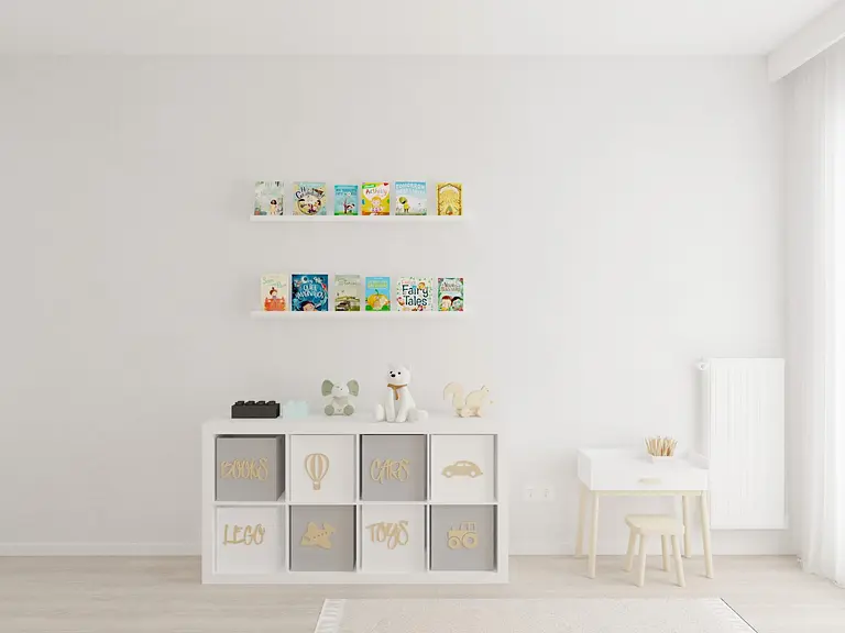 Pokój dla dzieci w stylu minimalistycznym z białymi meblami i półką na książki.
