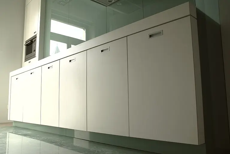 Nowoczesna kuchnia z białymi meblami i szarym blatem w stylu eklektycznym, industrialnym.
