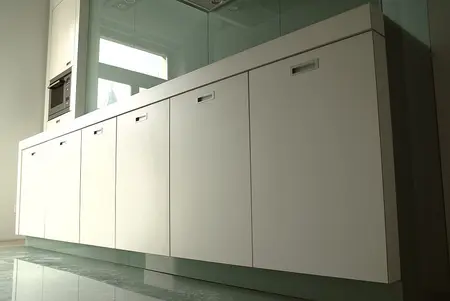 Nowoczesna kuchnia z białymi meblami i szarym blatem w stylu eklektycznym, industrialnym.