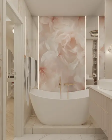 Nowoczesna łazienka z białą wanną i kwiatowym tłem w stylu glamour.