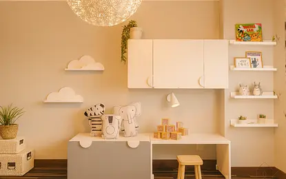 Pokój dziecięcy w stylu minimalistycznym, nowoczesnym i skandynawskim z białymi meblami.