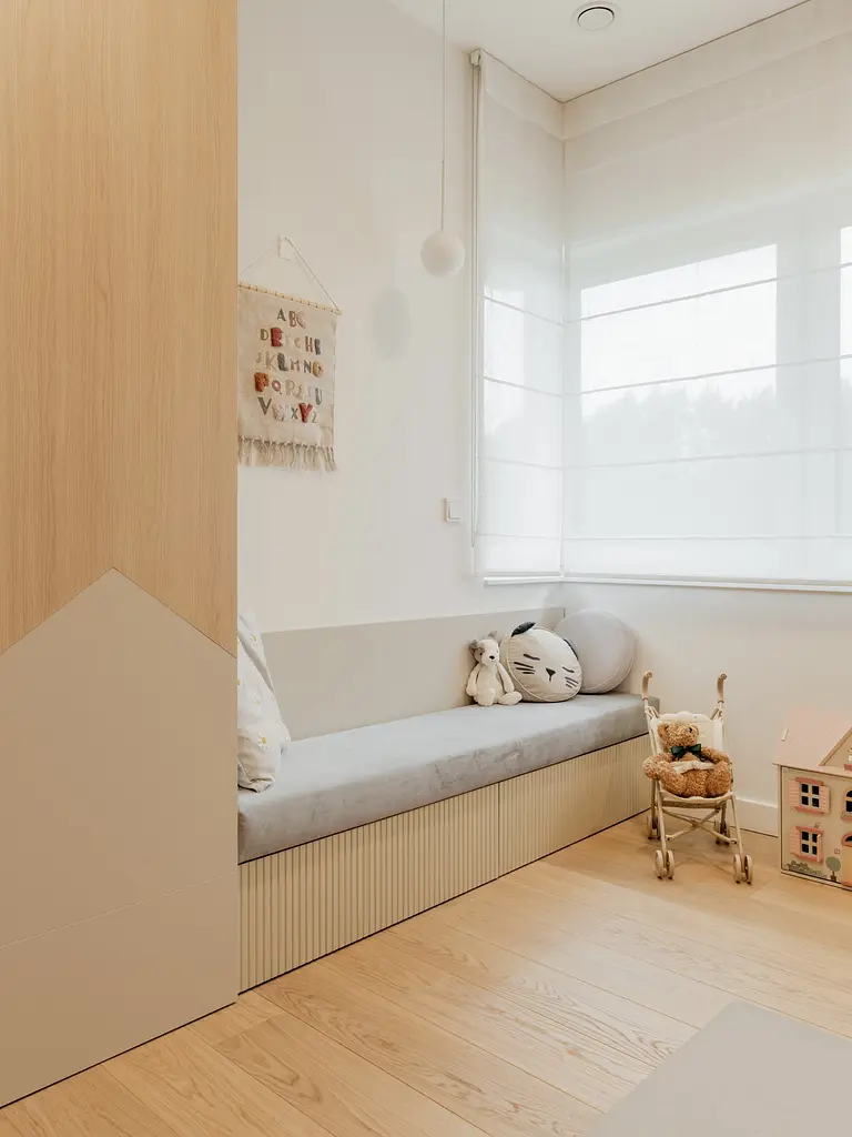 Przytulny pokój dziecięcy w stylu japandi, minimalistycznym i soft minimalizmie.
