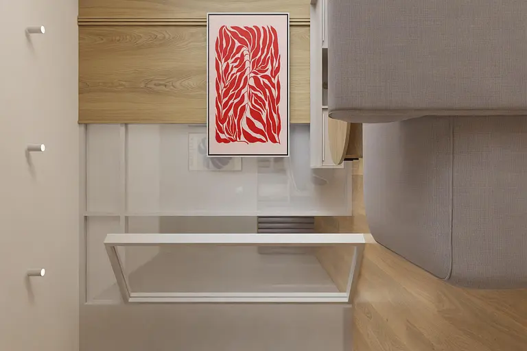 Wnętrze salonu w stylu japandi z szarym narożnikiem i drewnianymi elementami.