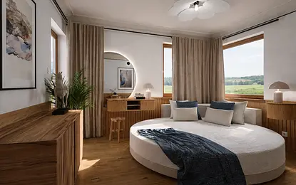 Wnętrze sypialni w stylu eklektycznym, japandi i rustykalnym z okrągłym łóżkiem.