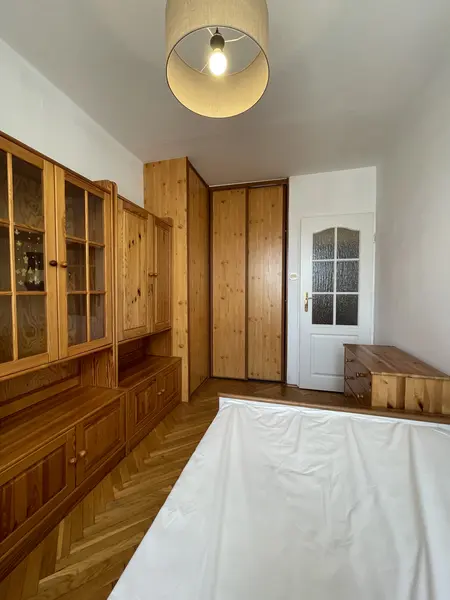 Wnętrze pokoju z drewnianymi meblami i białą ścianą, nowoczesny design.